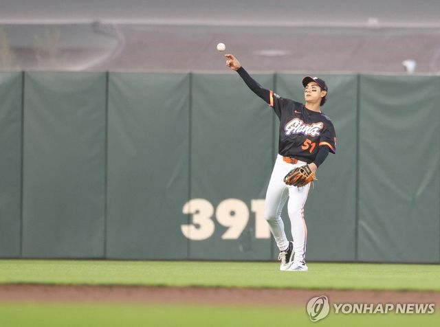 샌디에이고 전에서 뜬공을 처리하는 샌프란시스코 중견수 이정후