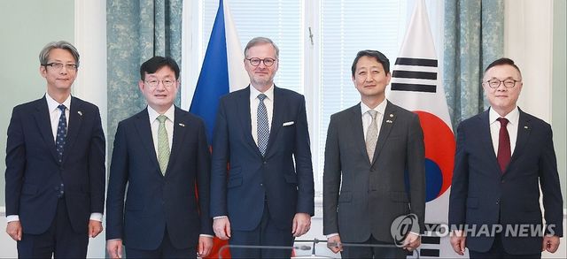 체코 총리 예방한 대통령 특사단