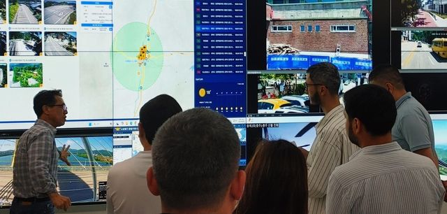 종합상황실 견학하는 우즈베키스탄 응급의료 관계자들