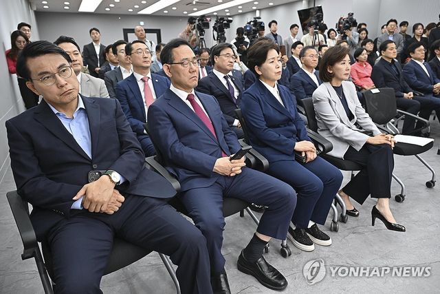 심각한 표정의 국민의힘