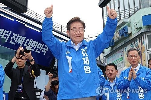 의정부 시민들에게 인사하는 이재명 후보