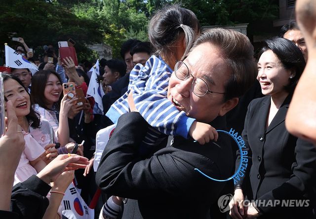 이재명 대통령, 어린이와 함께