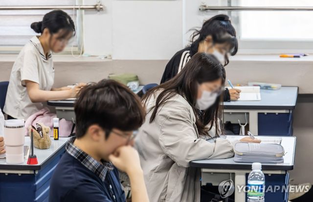 모의평가 준비하는 학생들