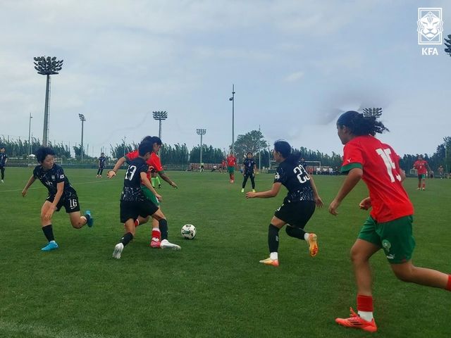 한국(검은색 유니폼)과 모로코 여자 U-17 대표팀 간 친선대회 경기 장면.