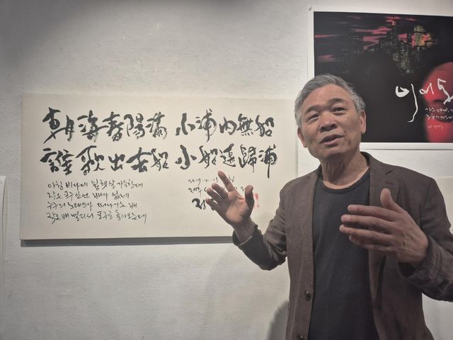 (서울=연합뉴스) 황희경 기자 = 가수 정태춘이 4일 서울 인사동 토포하우스에서 열린 붓글 전시 기자간담회에서 붓글 작업에 대해 설명하고 있다. 2025.6.4.zitrone@yna.co.kr 