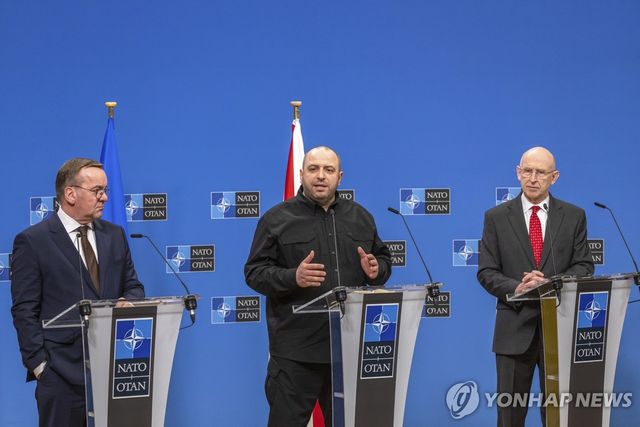 공동 기자회견 여는 독일-우크라-영국 국방장관