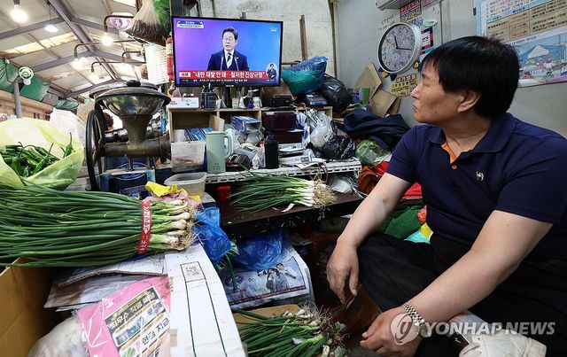 이재명 대통령 취임선서 지켜보는 시장 상인