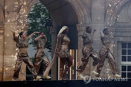 지난해 7월 파리올림픽 개막식에서 공연하는 프랑스 가수 아야 나카무라