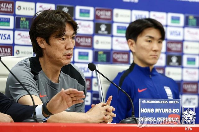 발언하는 홍명보 감독