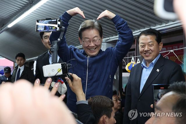 고성 주민들에게 하트 인사하는 이재명 후보