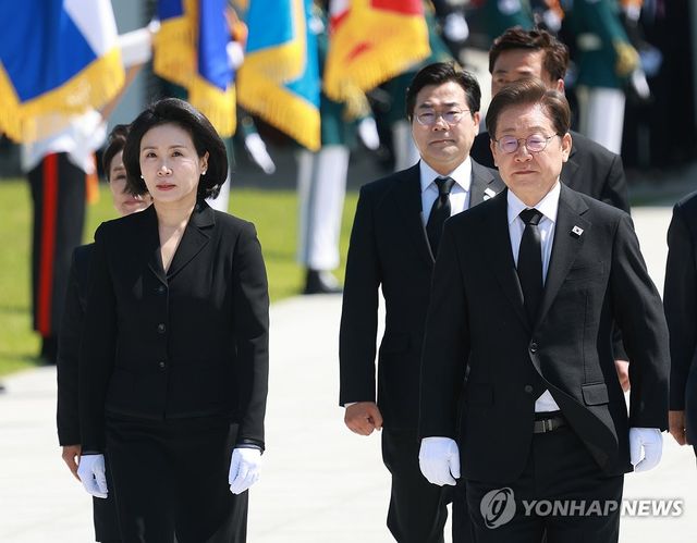 이재명 대통령 부부 현충탑 참배
