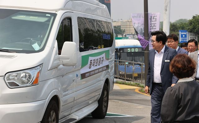 '동작희망카'를 둘러보는 박일하 구청장