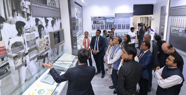 주인도한국문화원에 마련된 태권도 특별 순회전시 관람 모습.