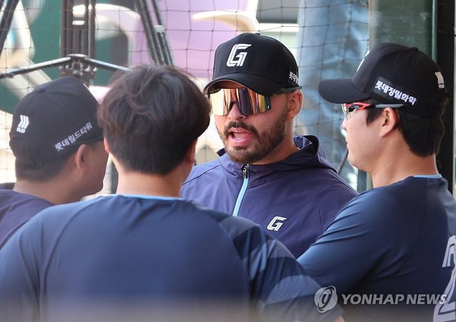 롯데 투수들과 이야기하는 감보아