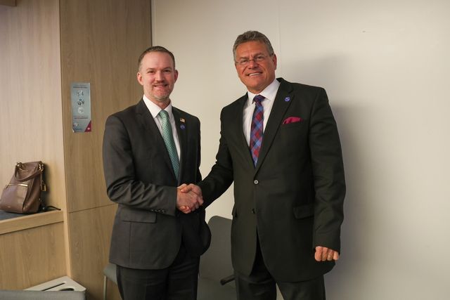 악수하는 미-EU 무역수장