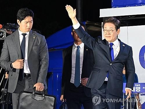 인사하는 이재명 대통령