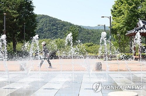 바닥분수로 식히는 더위
