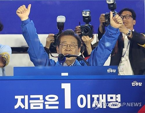 시민들에게 인사하는 이재명 후보