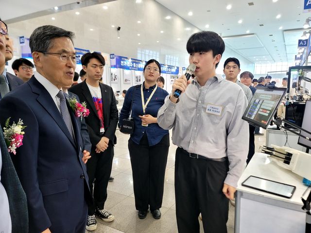 졸업작품 둘러보는 유길상 총장(왼쪽 첫 번째)