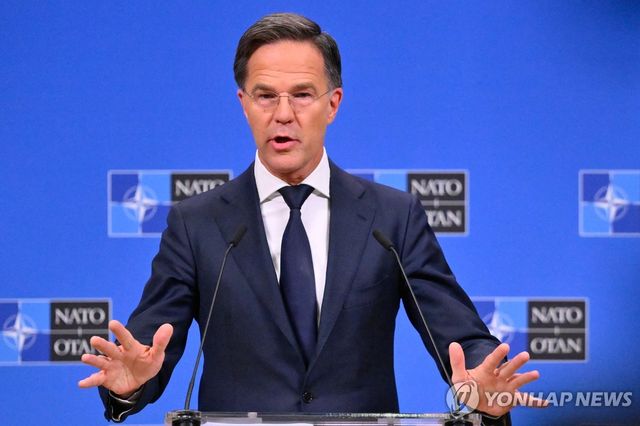 기자회견하는 나토 사무총장