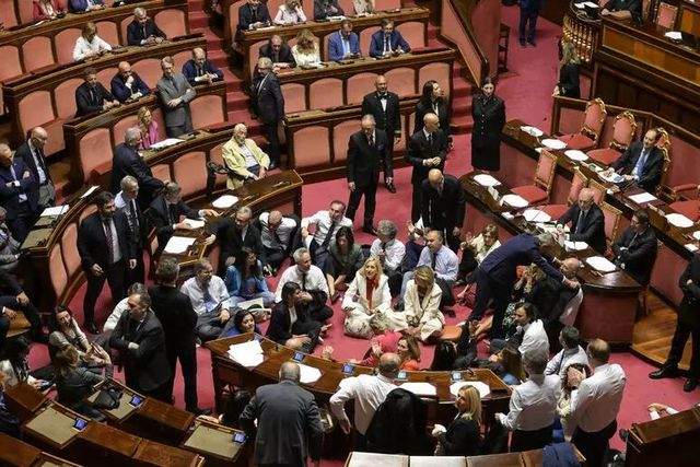 야당 의원들이 정부의 보안법에 반대하며 본회의장 바닥에 앉아 시위하는 모습