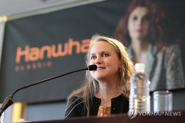 인사말하는 아마릴리스 앙상블의 엘로이즈 가이야르