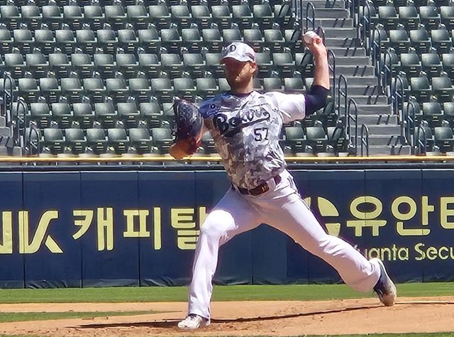 라이브 피칭하는 콜어빈