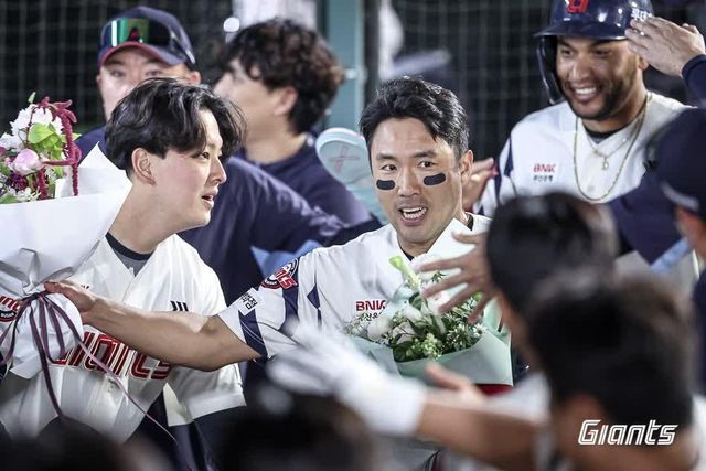 4일 경기에서 2천 안타를 달성하고 동료 선수들의 축하를 받는 롯데 전준우