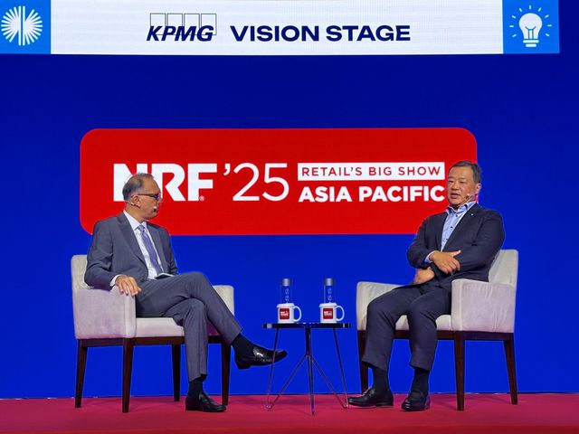 김상현 롯데유통군 총괄대표 부회장(오른쪽)이 지난 3일 싱가포르에서 개최된 '전미소매연맹(NRF) 빅쇼 아시아퍼시픽 2025'에 참석해 비풀 차울라(Vipul Chawla) 페어프라이스그룹 최고경영자(CEO)와 대담하고 있다. [롯데유통군 제공. 재판매 및 DB 금지]