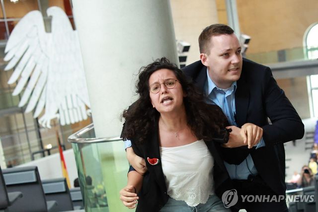 퇴장당하는 방청객