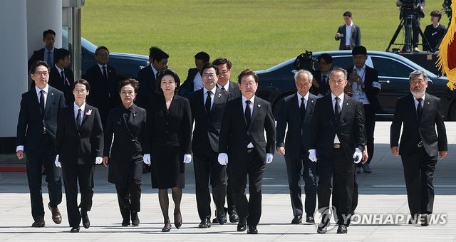 이재명 대통령 부부, 민주당 선대위 지도부와 현충탑 참배