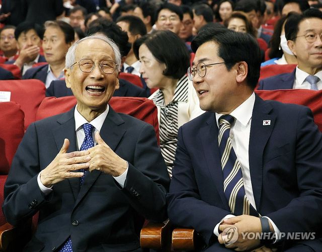 환하게 웃으며 대화하는 윤여준-박찬대