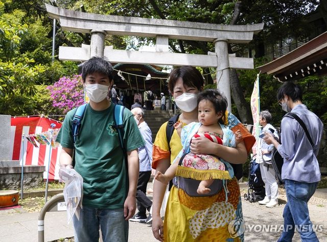 일본 도쿄 신사 찾은 일본 가족