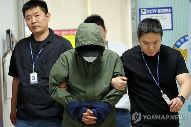 '처자식 살해' 호송차로 이동하는 40대 피의자