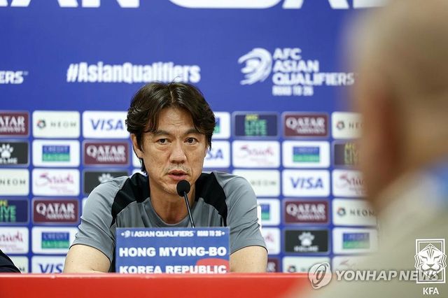 발언하는 홍명보 감독