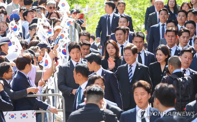 축하 속 자택 나서는 이재명 대통령 부부