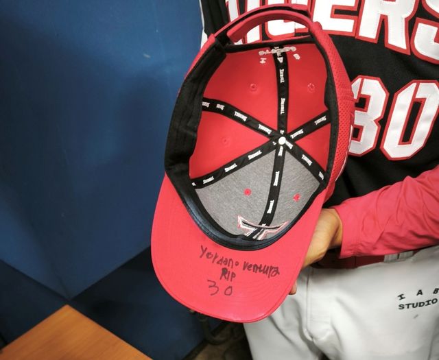 홍원빈의 모자 안쪽에 적어둔 벤추라의 이름과 등번호. 