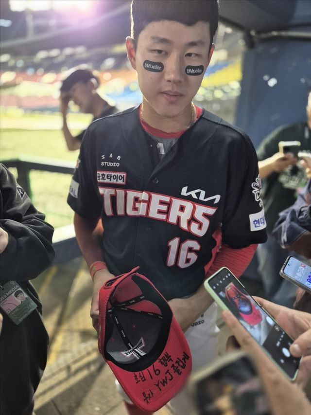 모자에 적은 단어 보여주는 KIA 최원준