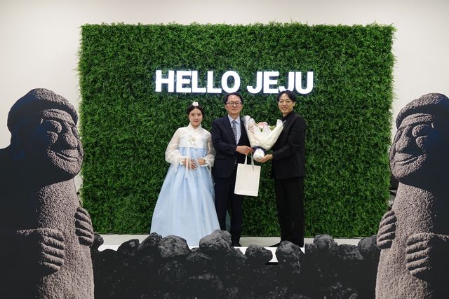 4일 제주에 기항한 일본발 크루즈 '바이킹 에덴' 승객 대상 환영행사하는 제주관광공사