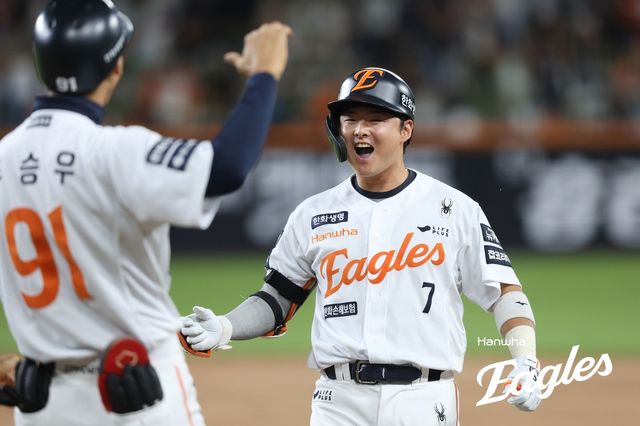 7회 역전타를 날리고 기뻐하는 한화 이도윤(오른쪽)