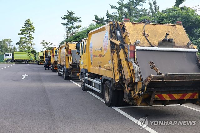 대기 중인 쓰레기 수거 차량