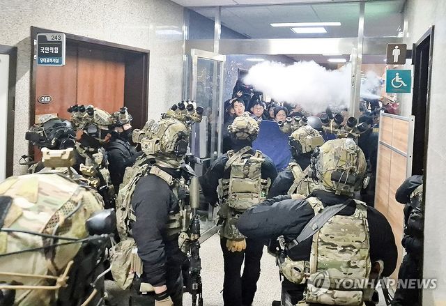 국회 본청 진입하는 계엄군
