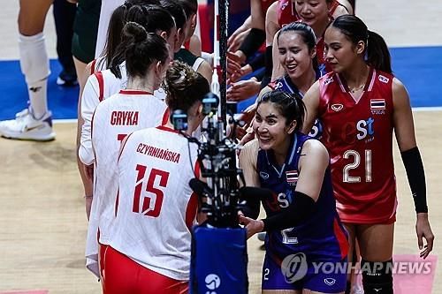 폴란드와 VNL 경기 후 인사하는 태국의 타나차(21번)