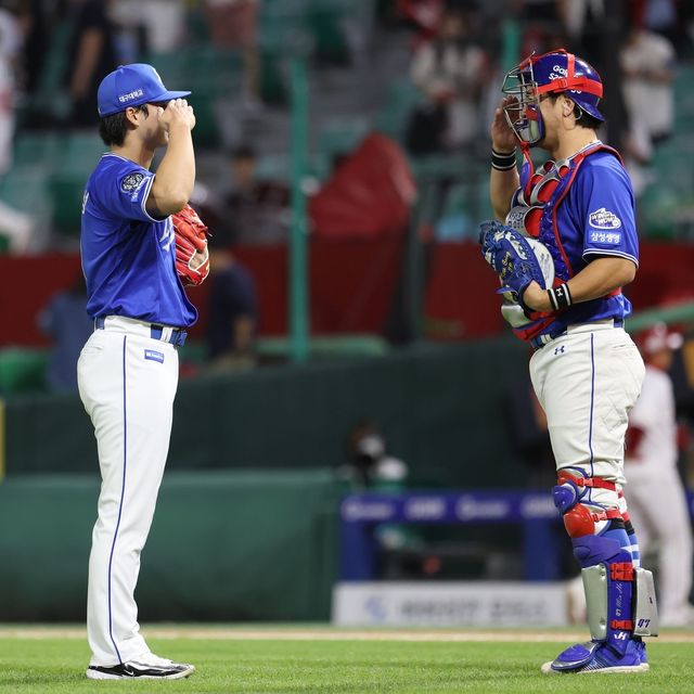 이호성과 강민호의 거수경례 세리머니