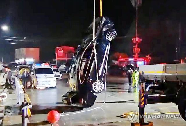 일가족 탑승 차량 인양하는 해경