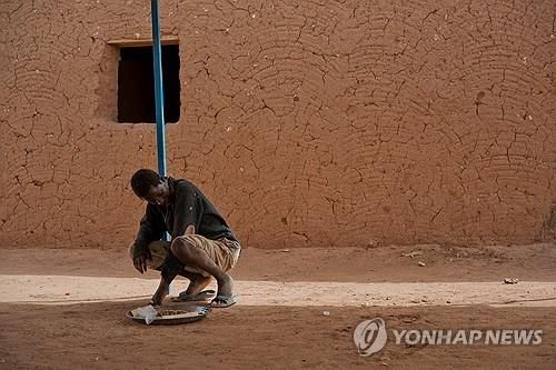 알제리에서 니제르 아를리트로 추방된 이주민