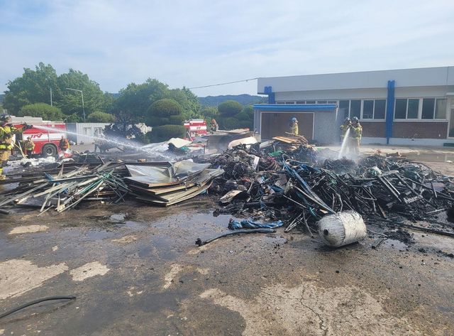 포항 유강정수장 폐건축자재 더미 불 진화