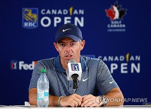 기자회견 하는 로리 매킬로이.