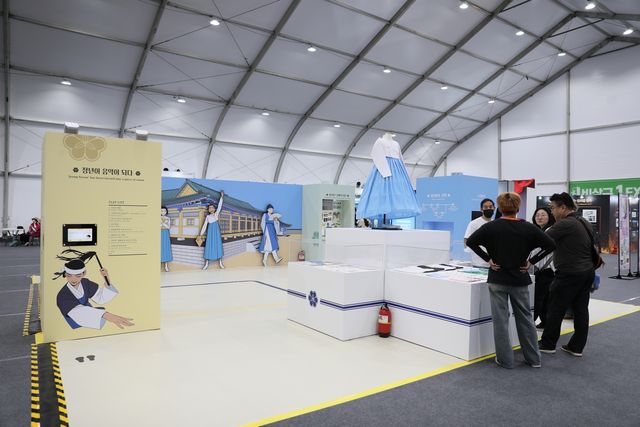 웹툰전시관 둘러보는 관람객들