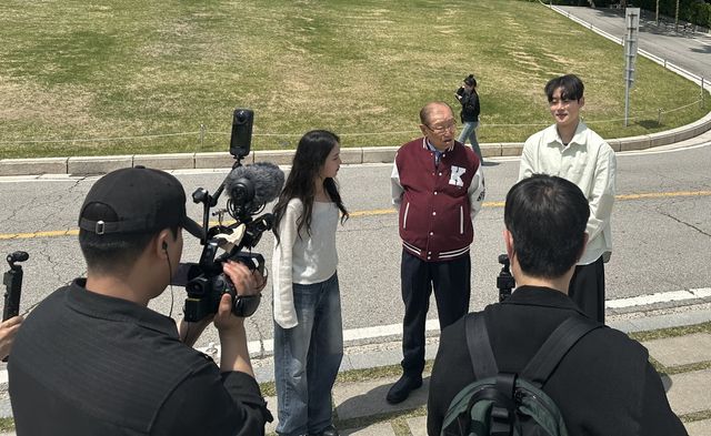 유튜브 영상을 촬영하는 이용만 전 재무부 장관